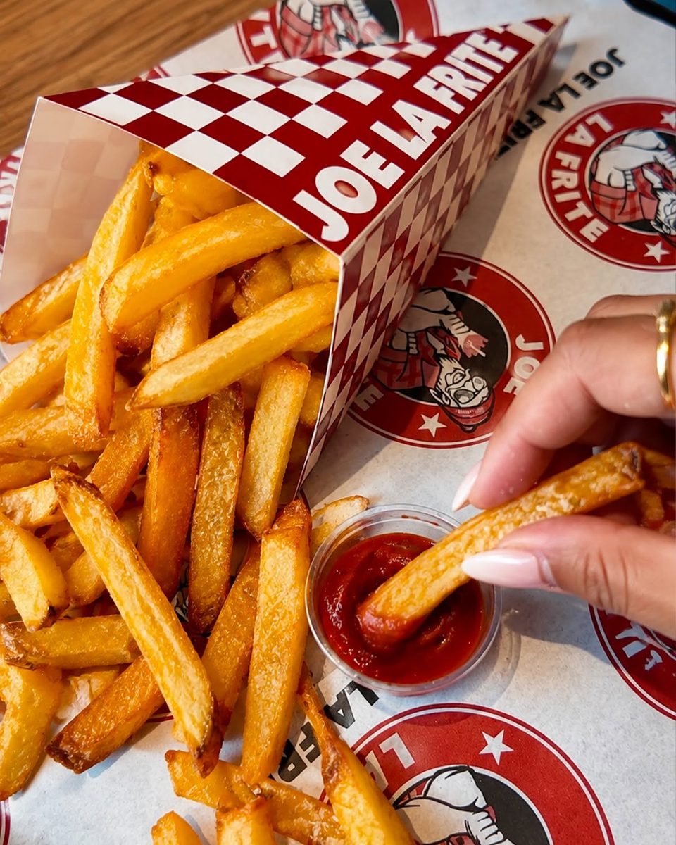 Grand cornet de frites belges maison avec sauce